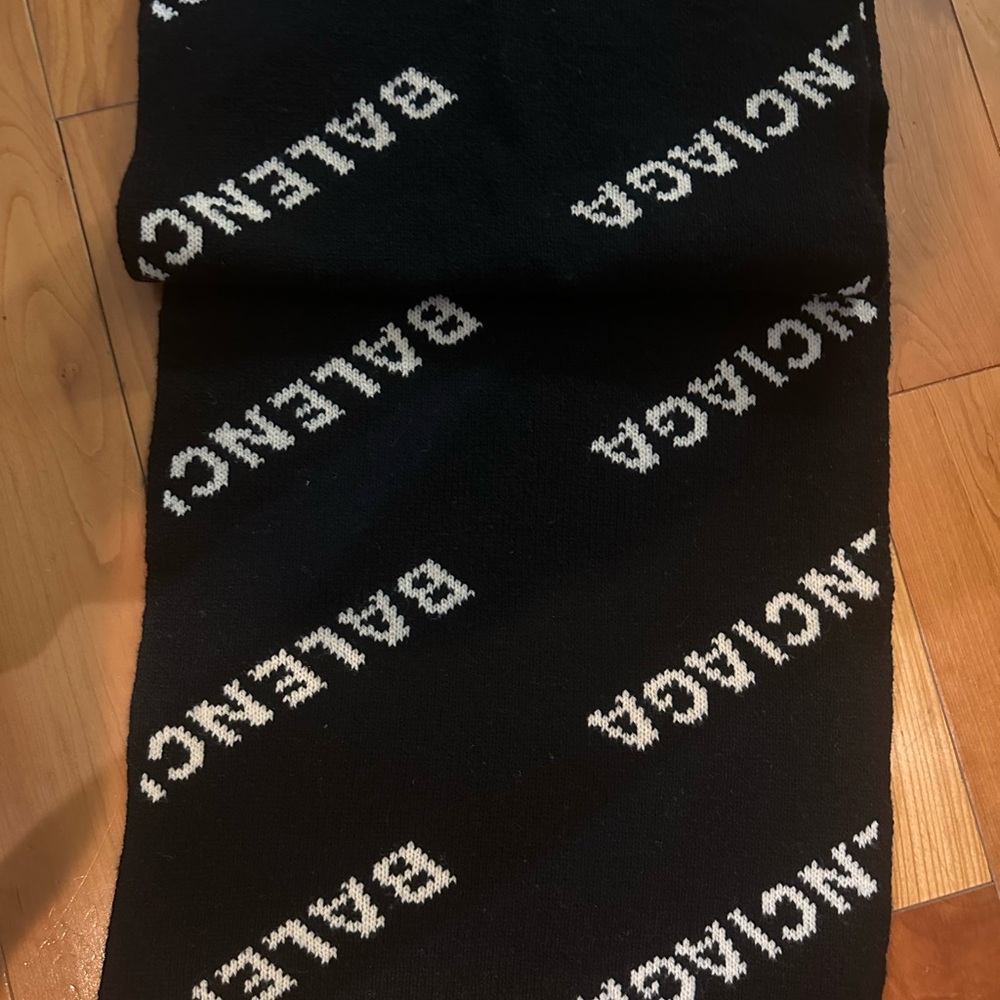 Balenciaga reversible Black and White Wool scarf - Picture 3 of 7
